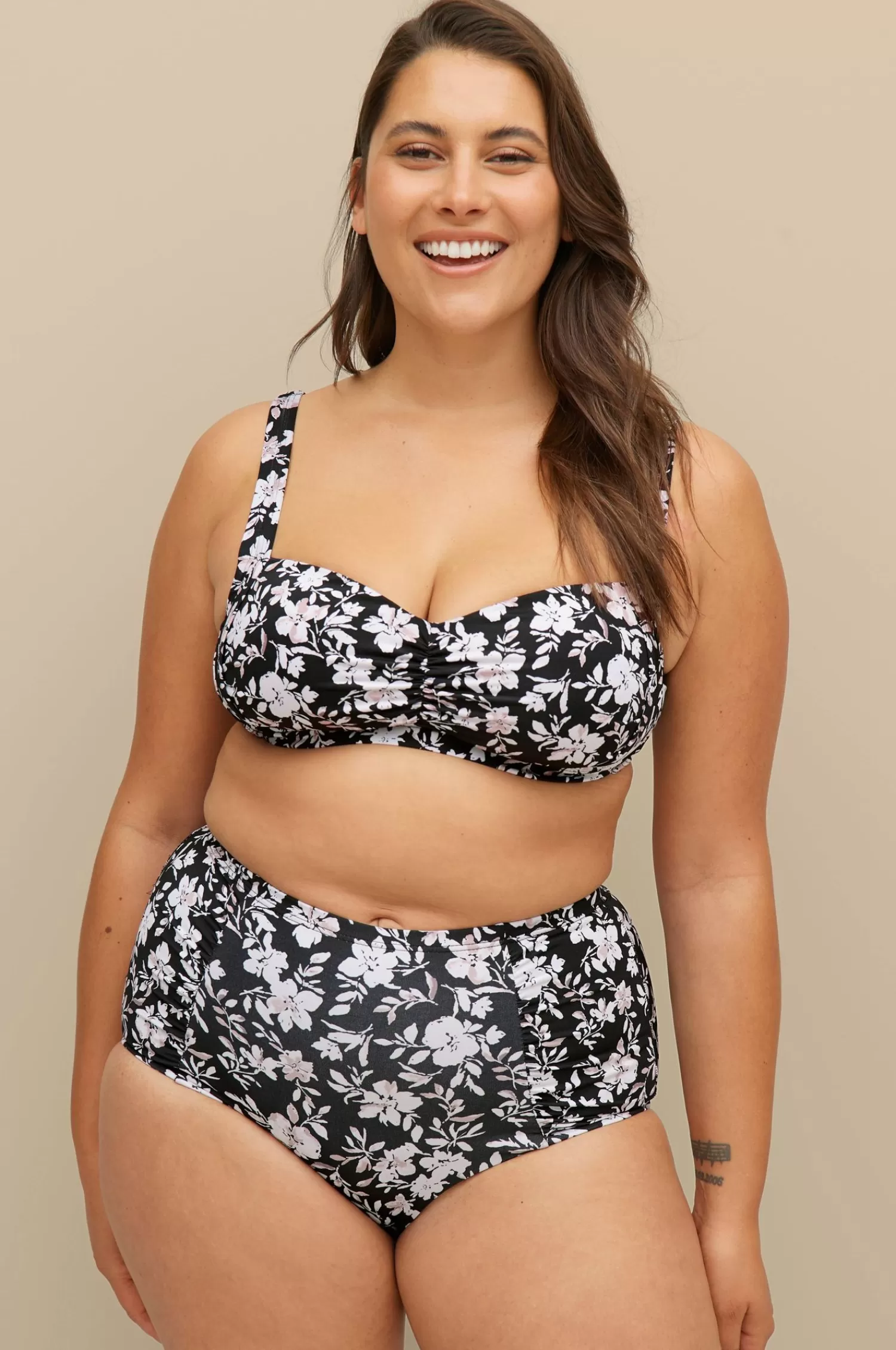 Dam Ellos Bikinitrosa Saga Med Shapingeffekt